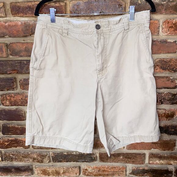 Izod Beige Khaki Chino Flat Front Shorts Men's Size 32 - Picture 1 of 3